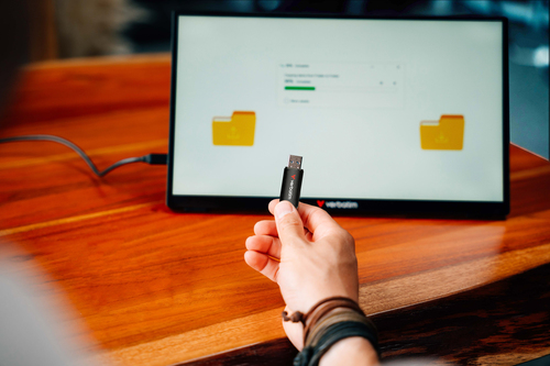 Verbatim V200 Metal USB Drive 128 GB